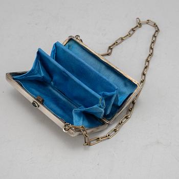 A Russian silver purse, Moscow 1908-26.