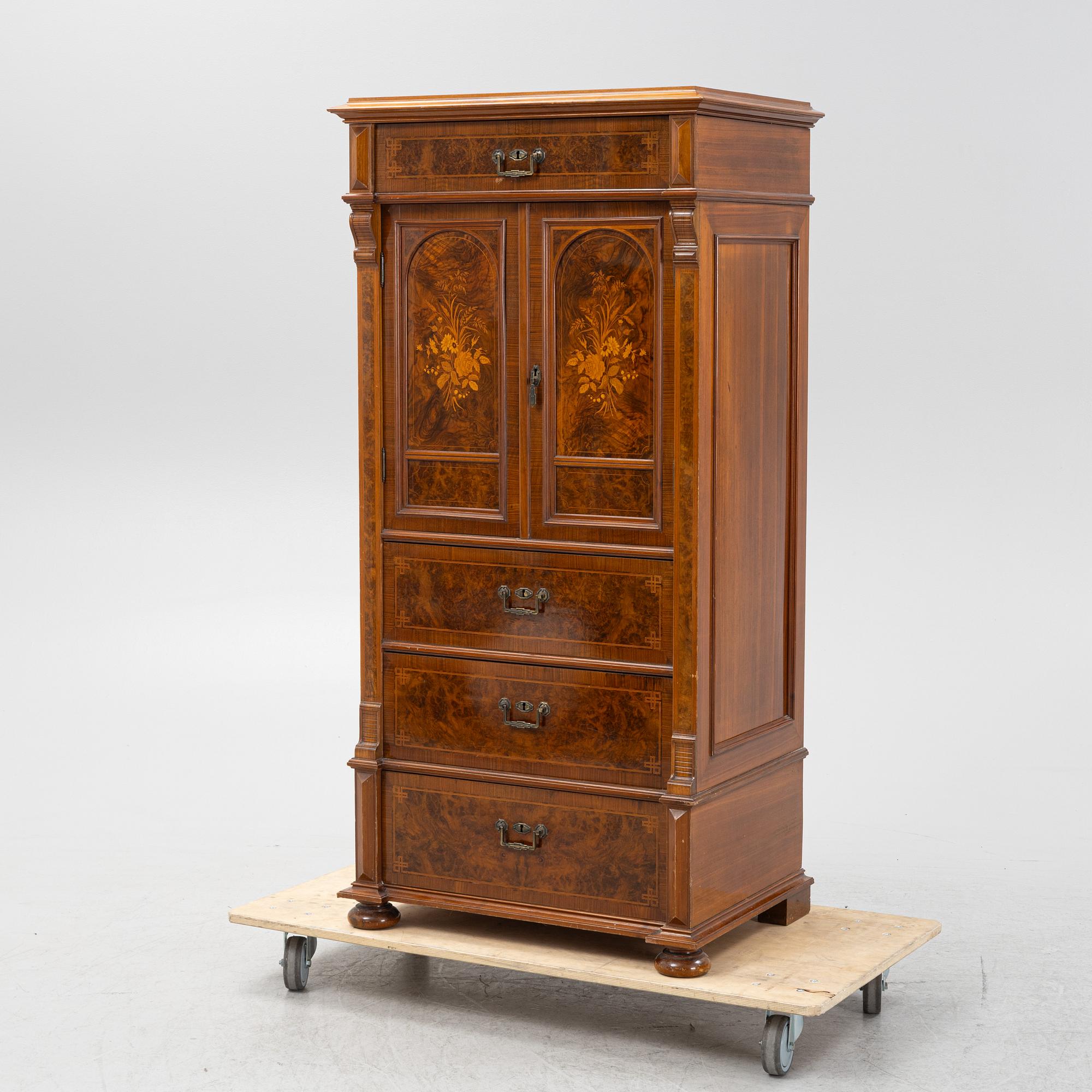A dresser with cabinet, early 20th century.