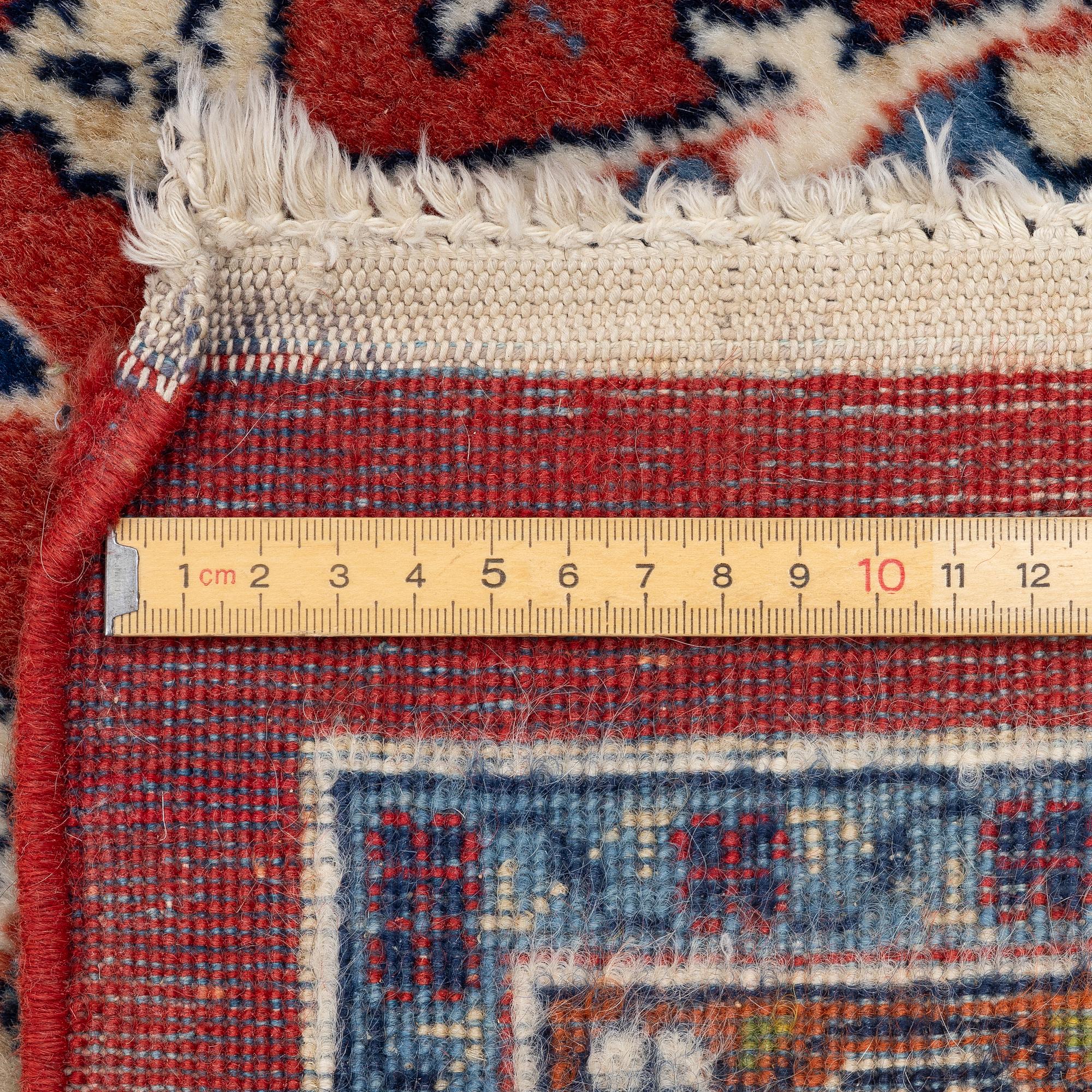 A Sarouk carpet, c. 330 x 215 cm.