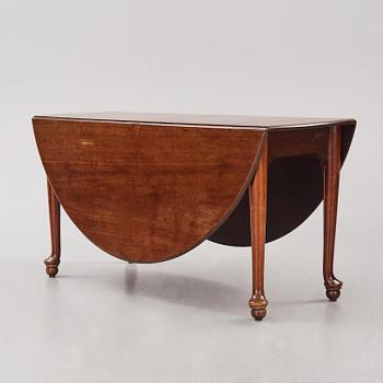 A George III mahogany gateleg table, late 18th century.
