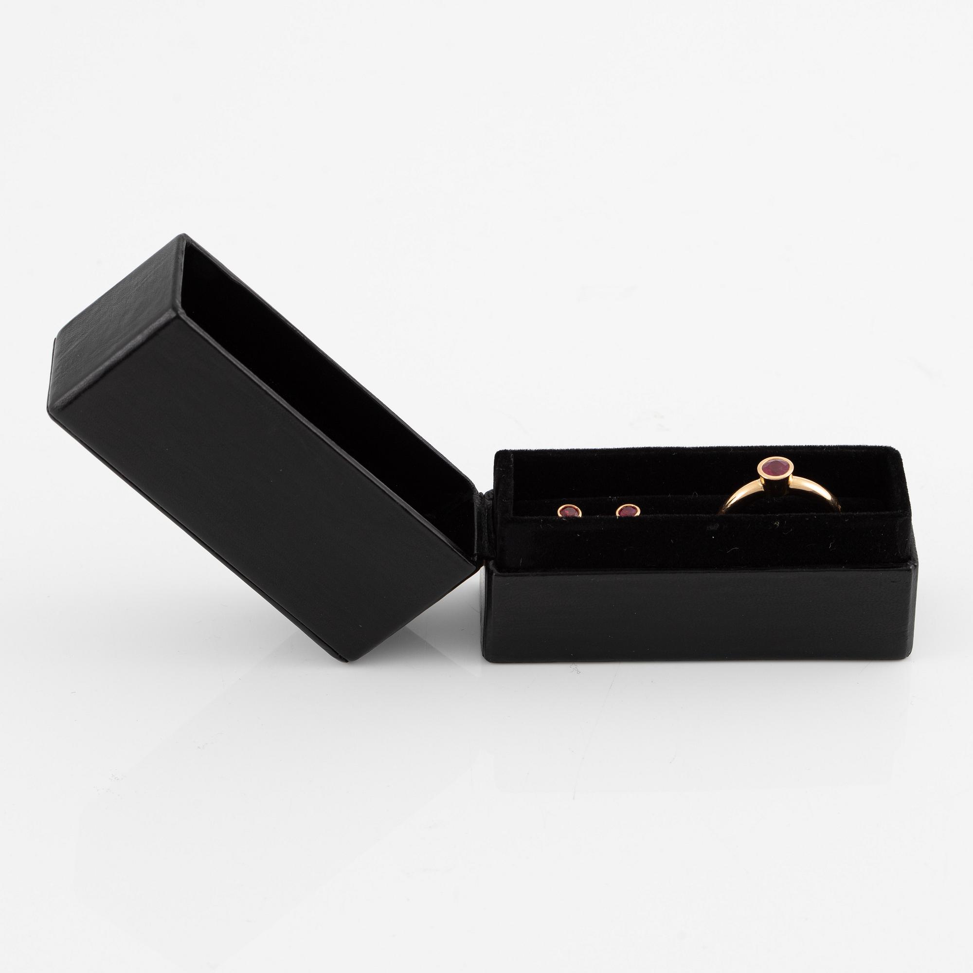 Örhängen samt ring, 18K guld med rubiner. Sandström de Wit.