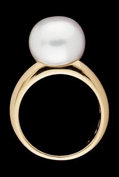 793. RING, set with cultured fresh water pearl, app. 12 mm.
