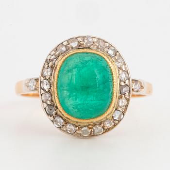 RING, med cabochonslipad smaragd och rosenstenar.