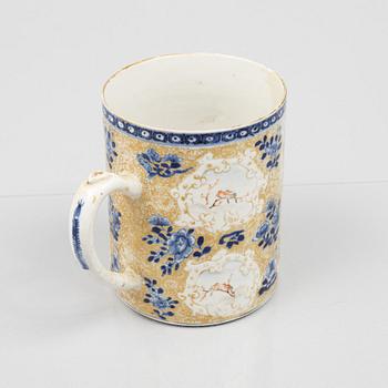 A Chinese porcelain mug, Qianlong (1736-95).