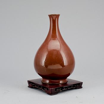 A brown glazed vase, Qing dynasty, Qianlong (1736-95).