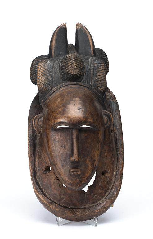 DANSMASK. Trä. Baoule-stammen. Côte d'Ivoire (Elfenbenskusten) omkring 1950.  Höjd 39 cm.