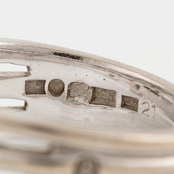 Ring, Engelbert, 18K vitguld med briljantslipade diamanter.