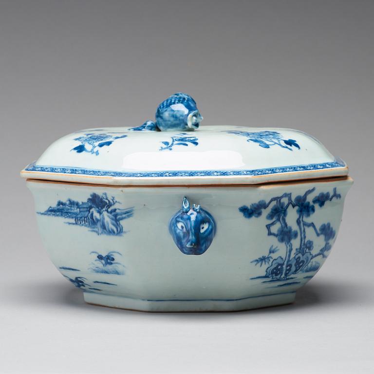 A blue and white tureen with cover and stand, Qing dynasty, Qianlong (1736-95).