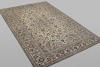 A carpet, Kashan, ca 298 x 199 cm.