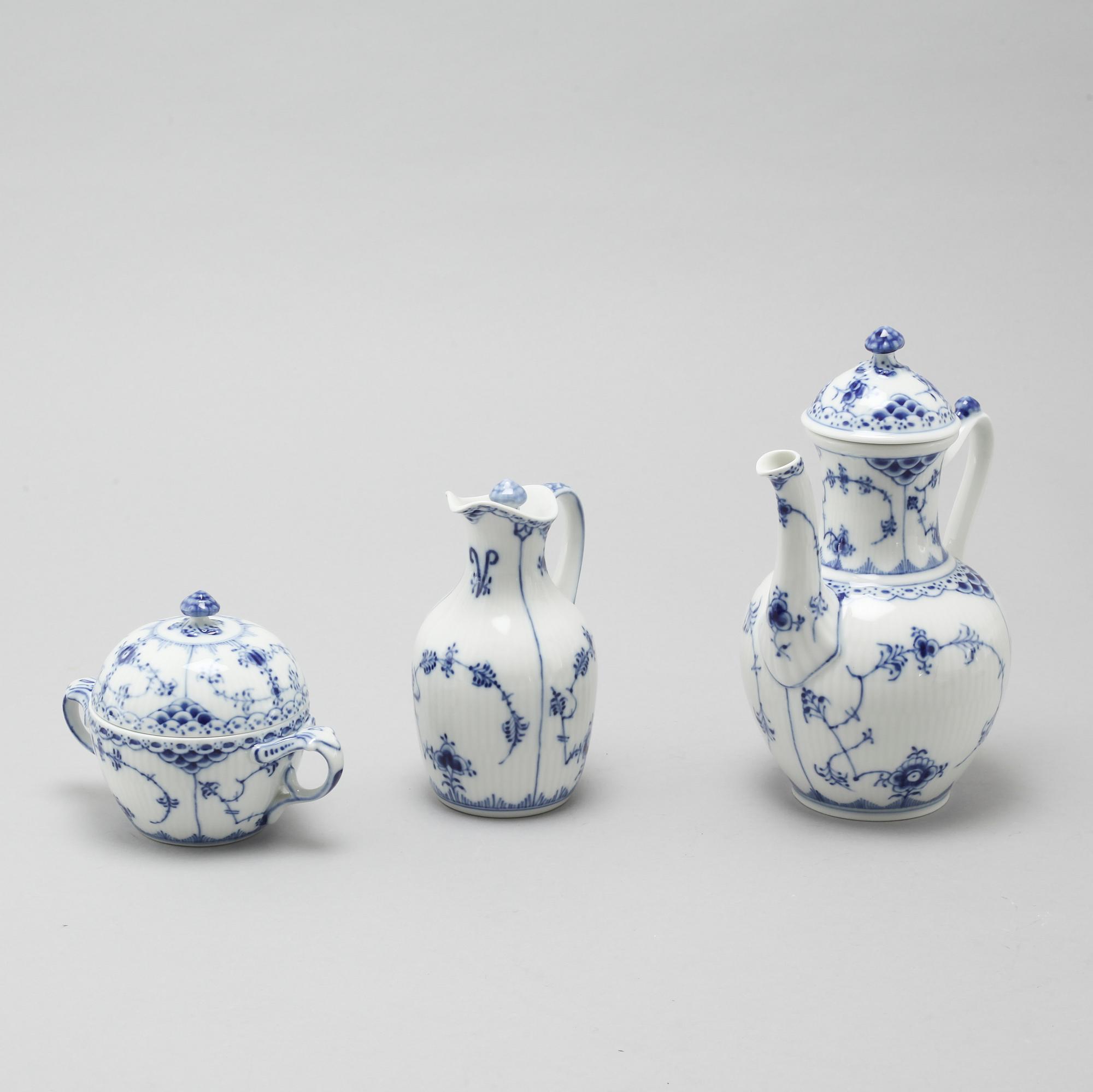 64 pieces of porcelain tableware from Royal Copenhagen, model "Musselmalet", 20th century.