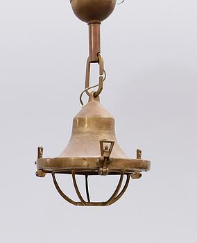 SKEPPSLAMPOR, 2 st, taklampa och vägglampa, 1900-talets första hälft. Höjd ca 25 cm.