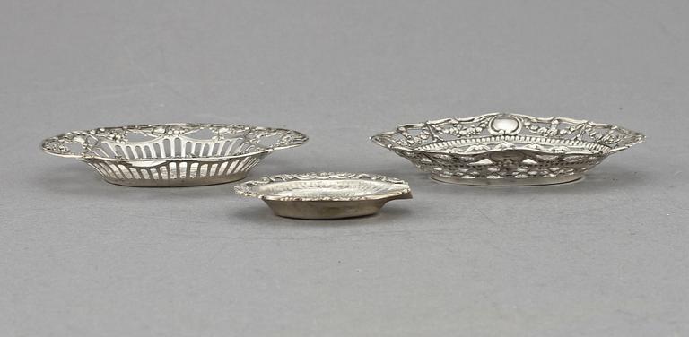 SKÅLAR, 3 st, silver samt låghaltigt silver, 1900-tal. Vikt 100 g.