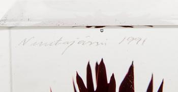 OIVA TOIKKA, An annual cube signed Oiva Toikka Nuutajärvi 1991 and numbered 82/2000.