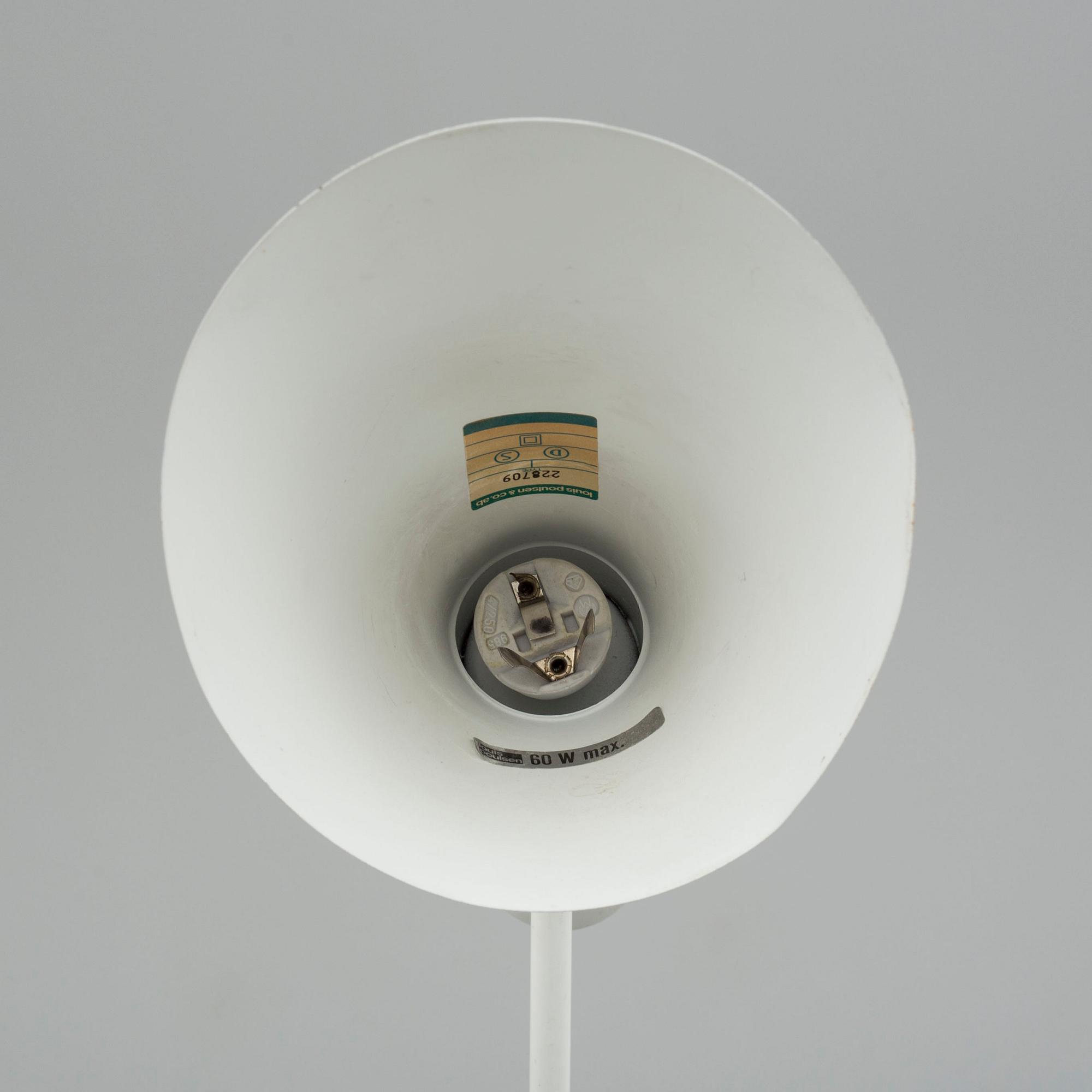 ARNE JACOBSEN, golvlampa, "AJ", Louis Poulsen, Danmark.