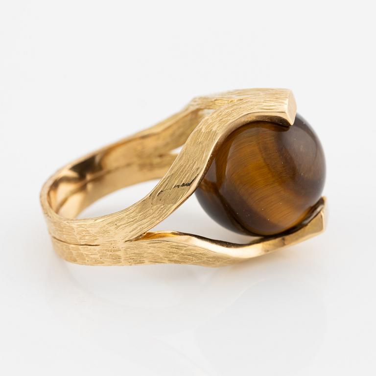 Gilbert Albert, ring, 18K gold with tiger's eye.