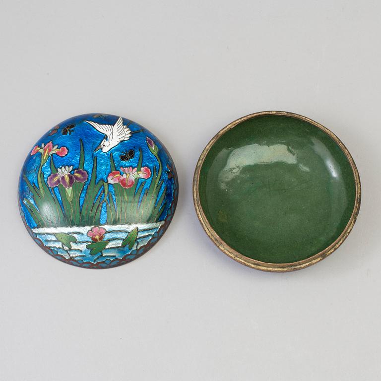 A Chinese cloisonne bowl with cover, 20th century.