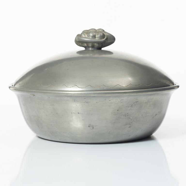 Firma Svenskt Tenn, a pewter bowl with cover, Stockholm 1925.