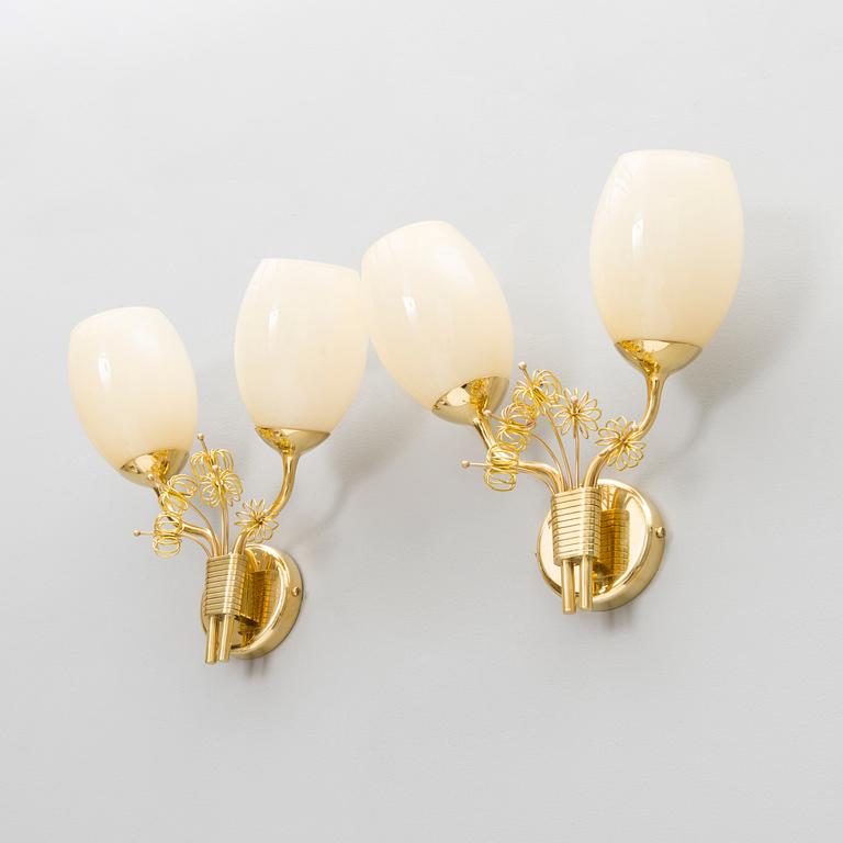 A pair of mid-20th century '9453' wall lights for Taito, Finland.