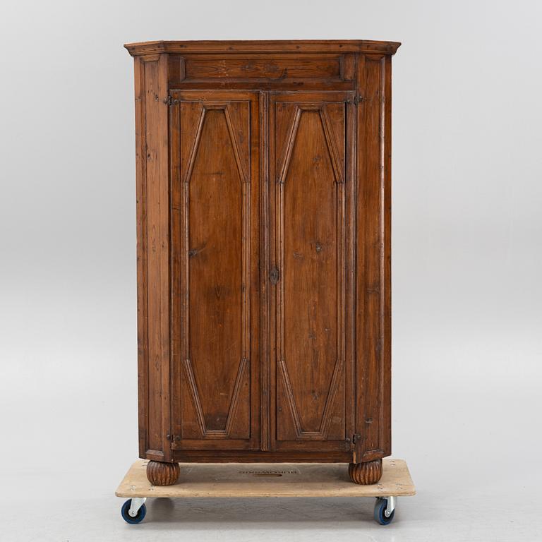 A pine cabinet, around the year 1800.