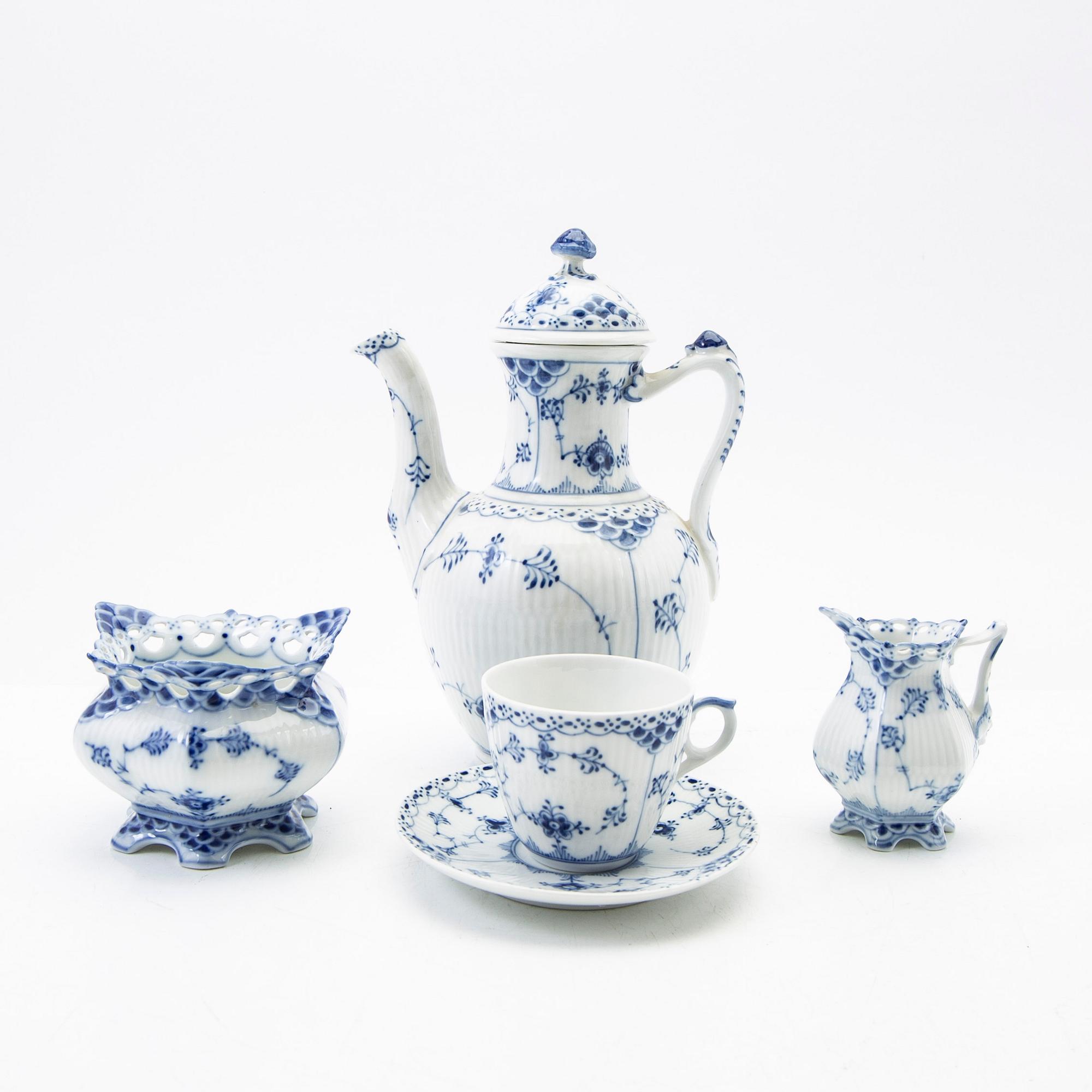 Royal Copenhagen, Service items, 32 pieces, "Musselmalet".