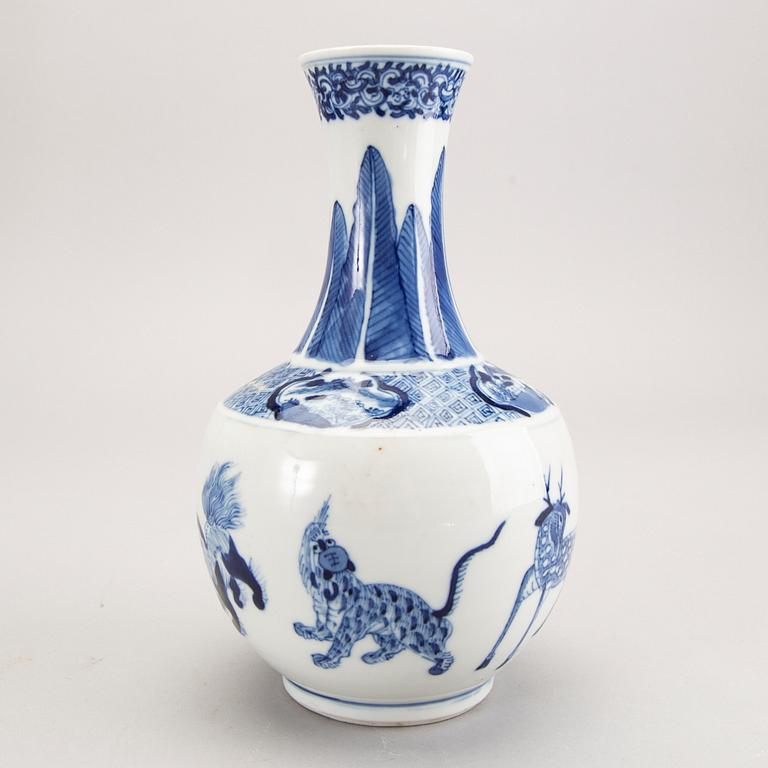 A late Qing blue and white porcelain vase.