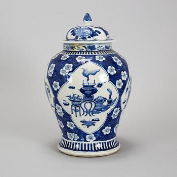 A large blue and white vase with cover, Qing dynasty, late 19th century.