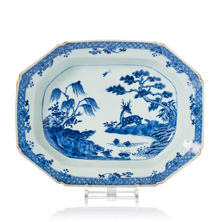 A blue and white tureen dish, Qing dynasty, Qianlong (1736-95).