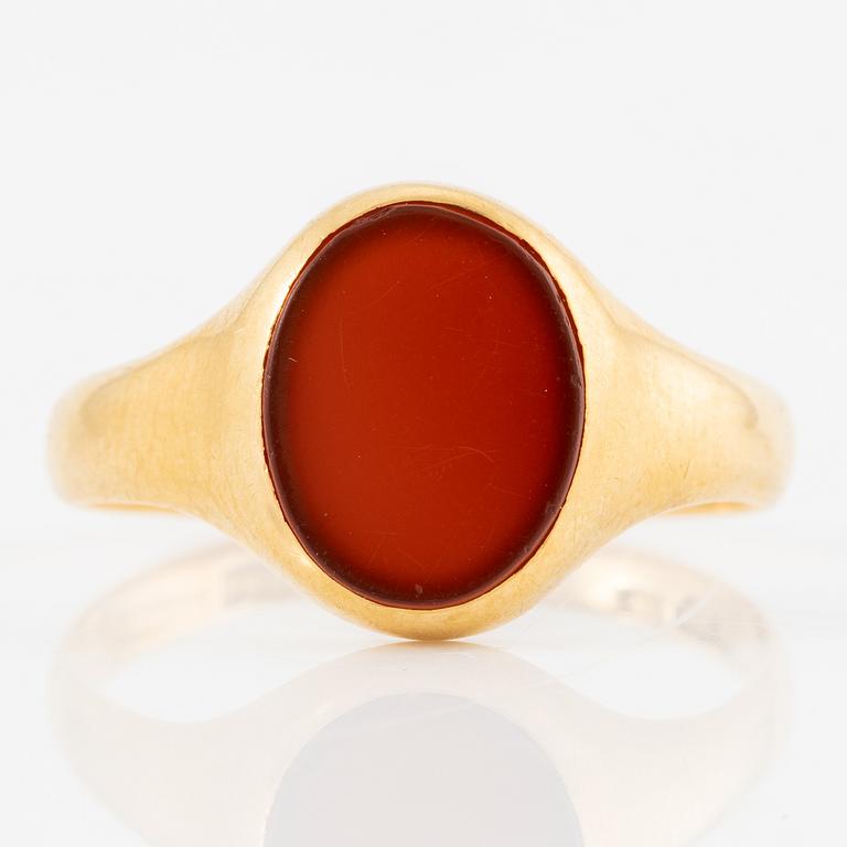 Ring, signet ring, 18K gold with carnelian.