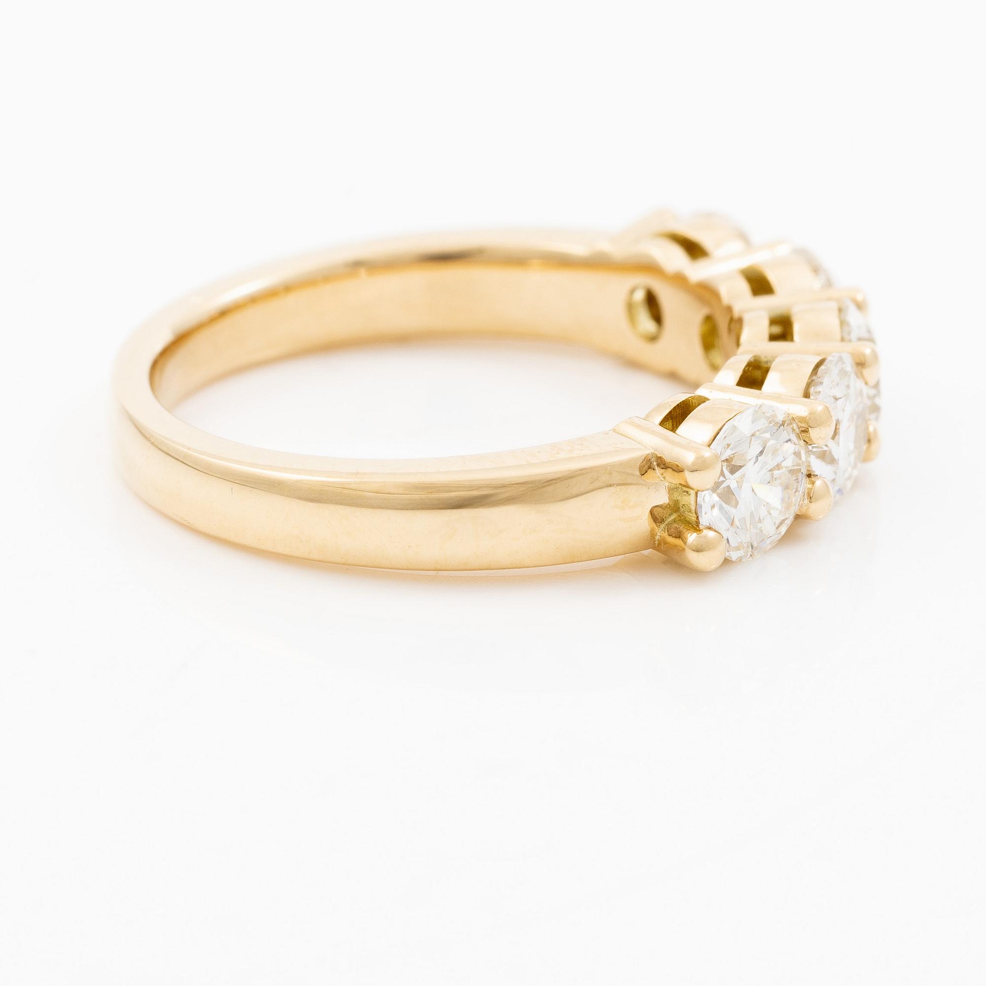 Half eternity ring in 18K gold set with brilliant-cut diamonds.
