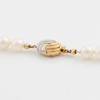 Cultured pearl necklace, clasp 18K gold.