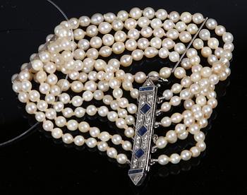 ARMBAND, odlade pärlor med lås i 18k vitguld samt 22 briljantslipade blåsafirer.