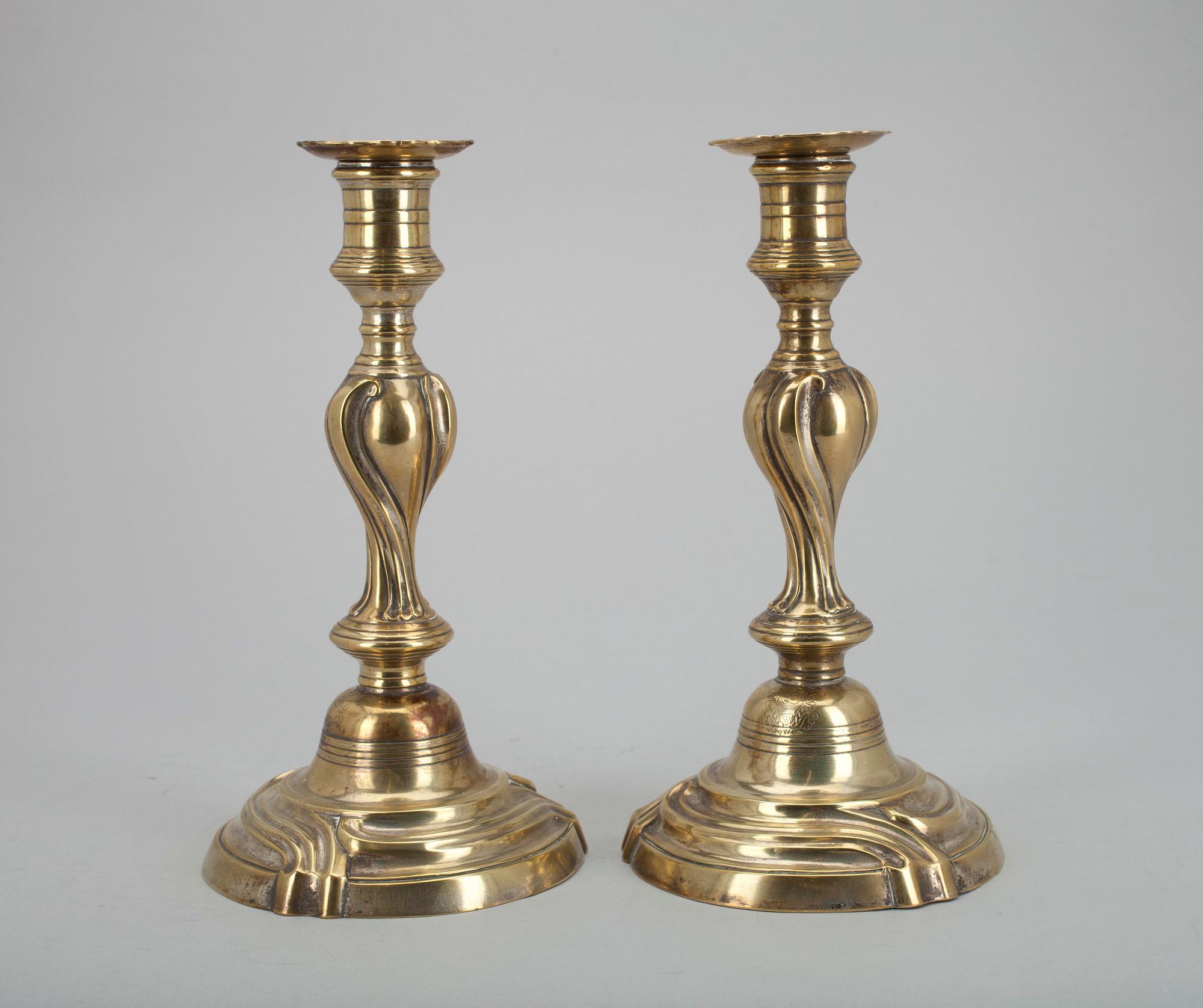 KYNTTILÄNJALKAPARI, messinkiä, Ranska 1700-luku.