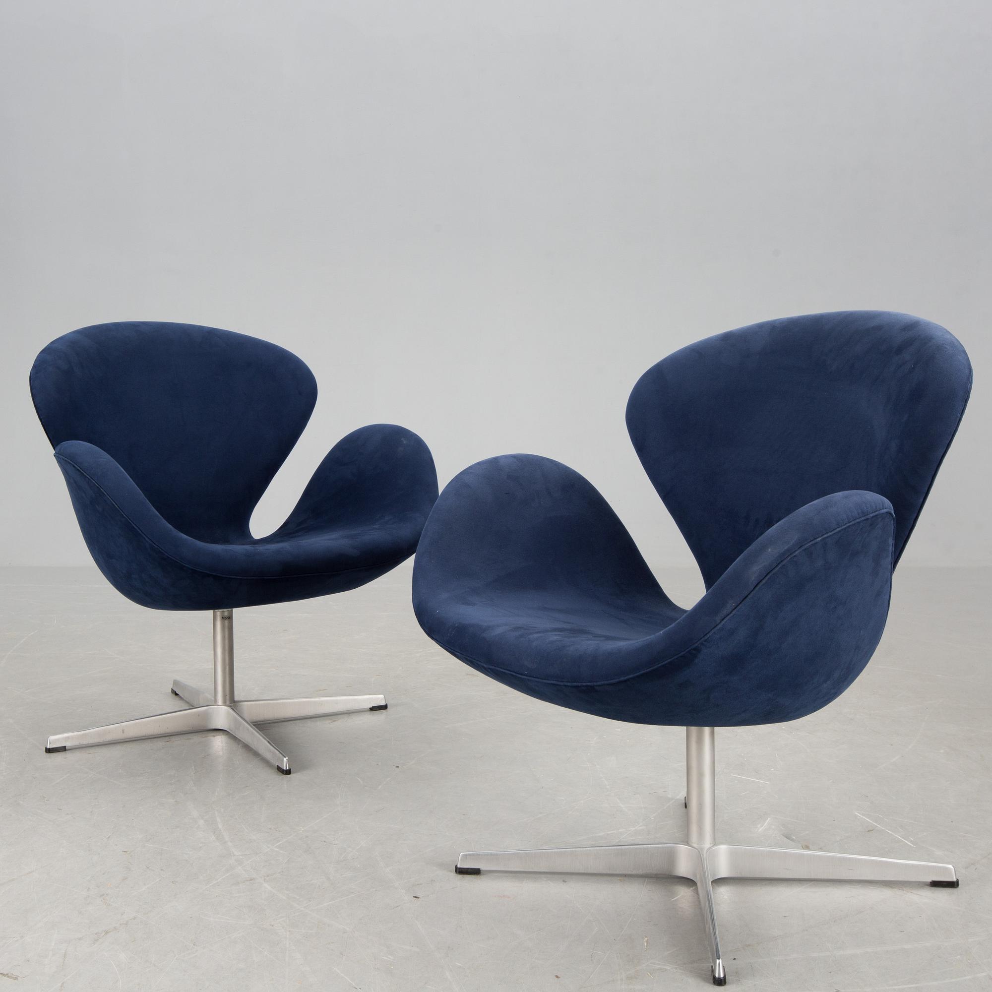 FÅTÖLJER, ett par, "Svanen", Arne Jacobsen för Fritz Hansen, 2000-tal.