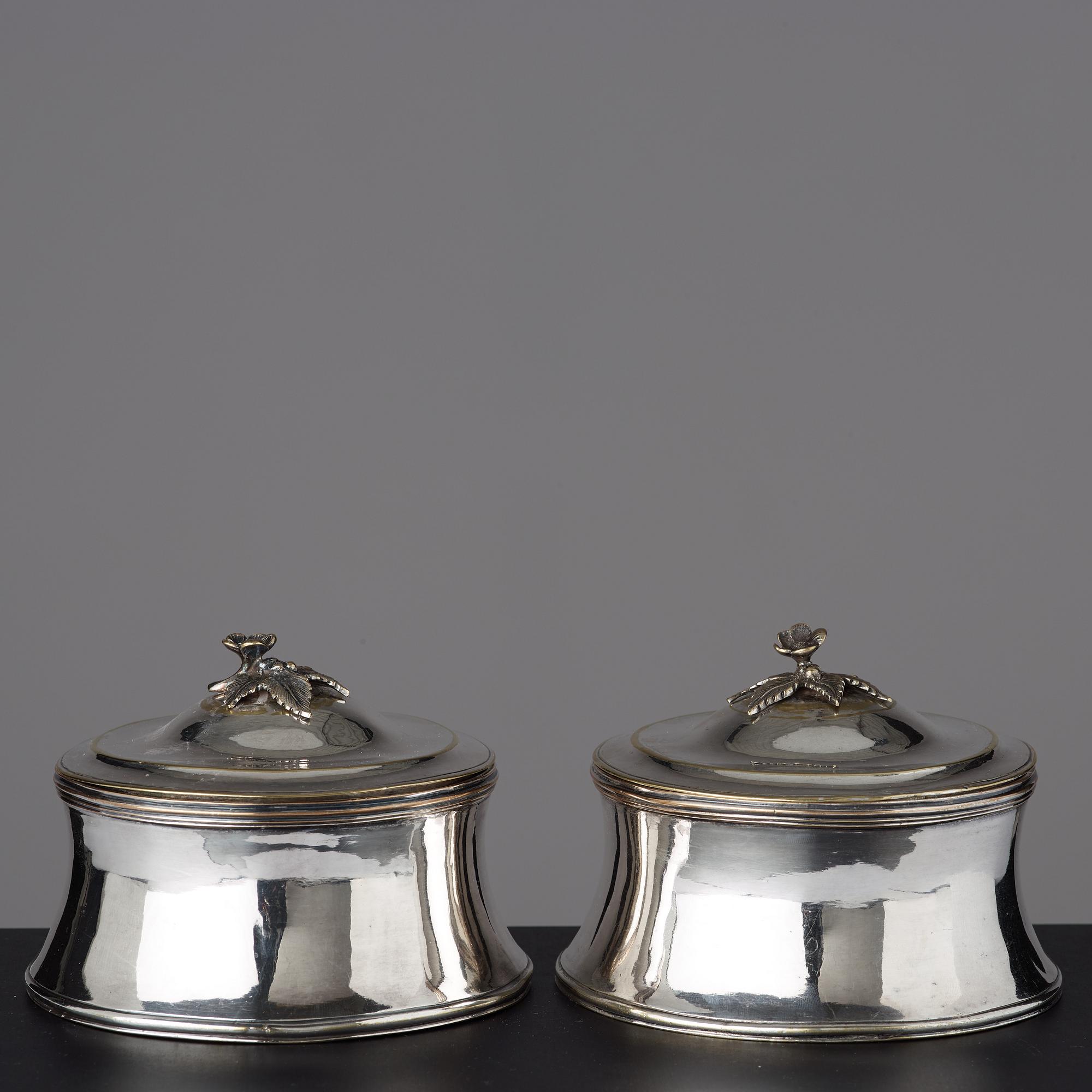 TOILETTEASKAR ett par, av Johan Gustaf Ahlgren (verksam i Stockholm 1771-99), gustavianska.