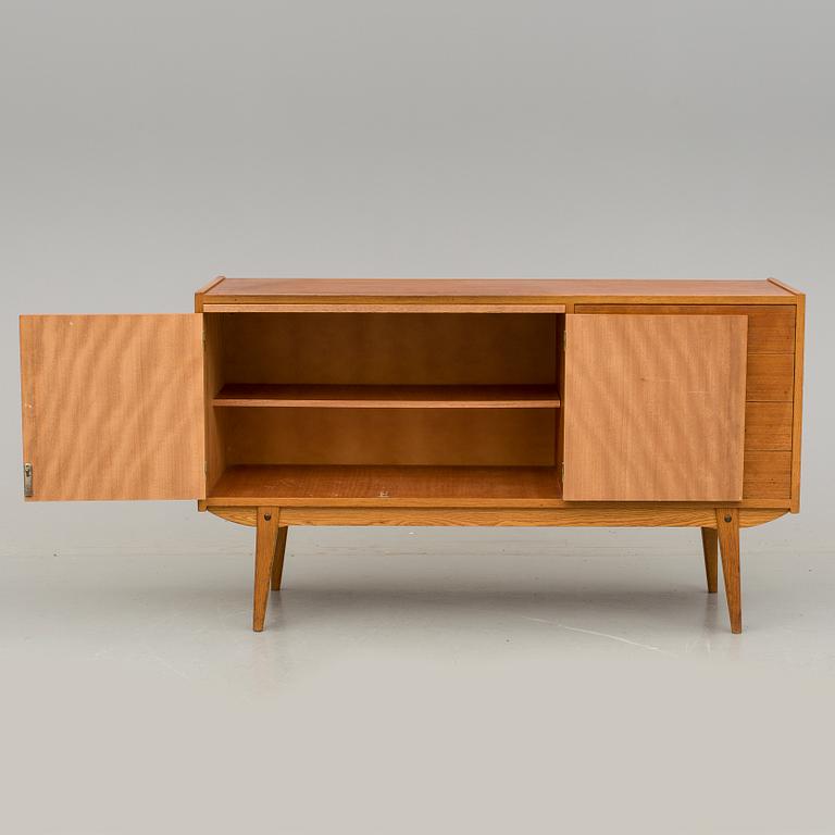 SIDEBOARD, 1900-talets mitt.