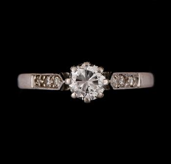 RING, platina med diamanter ca0,45ct + tot ca0,06ct. Vikt 2,8g.