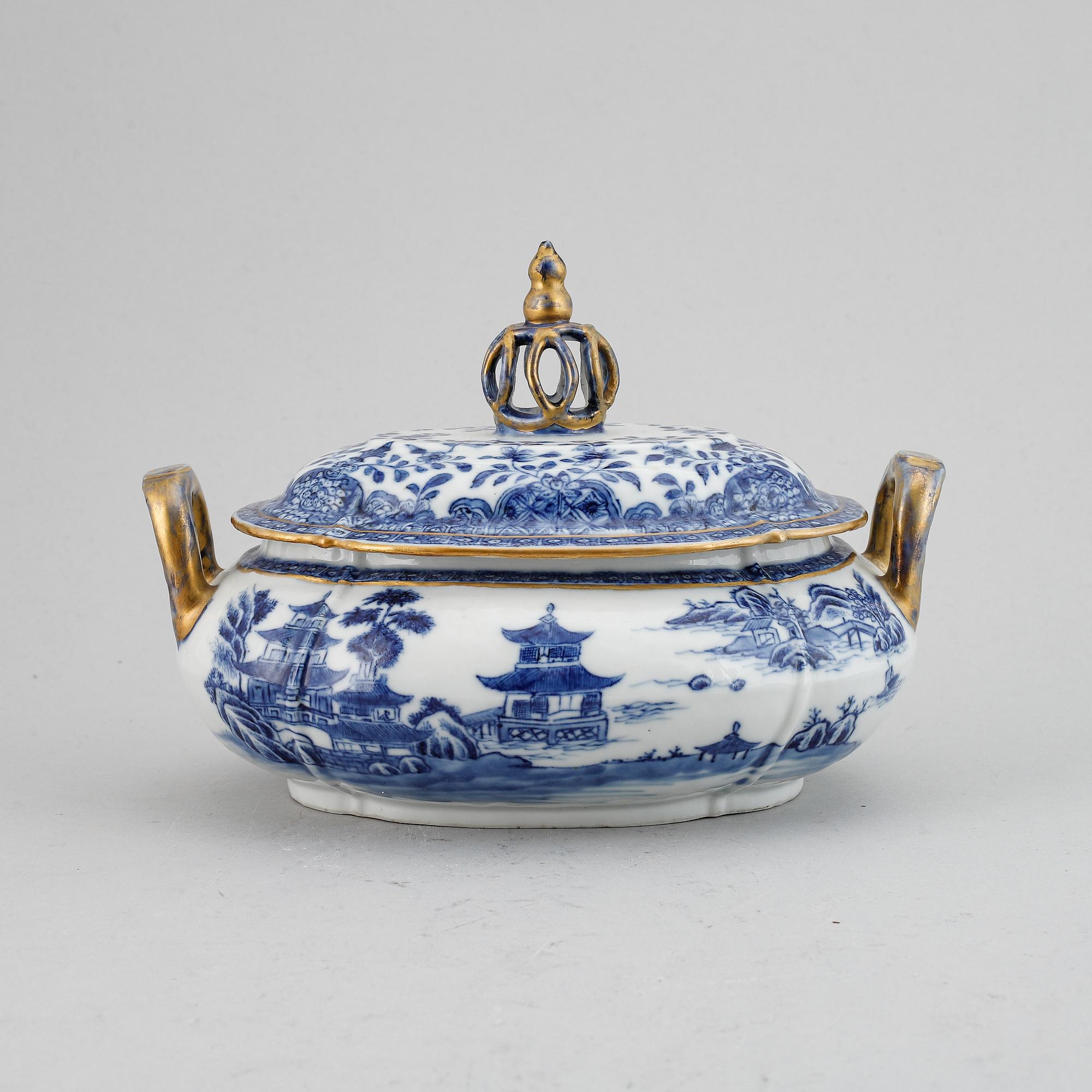 A blue and white tureen with cover, Qing dynasty, Qianlong (1736-95).