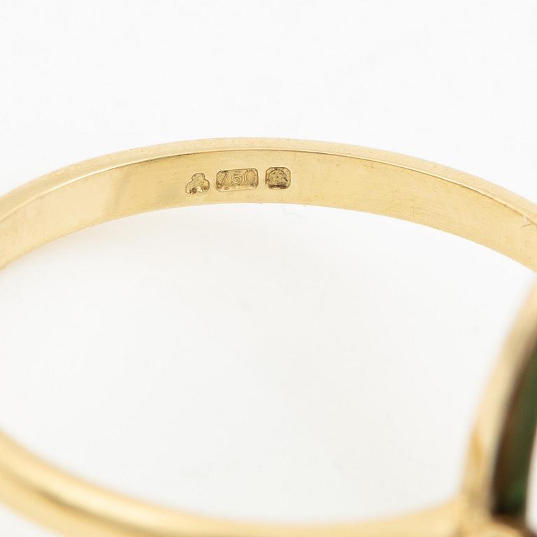 Ring in 18K gold with a cushion-shaped emerald and half pearls.