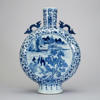 A blue and white moon flask, Qing dynasty, 19th century.