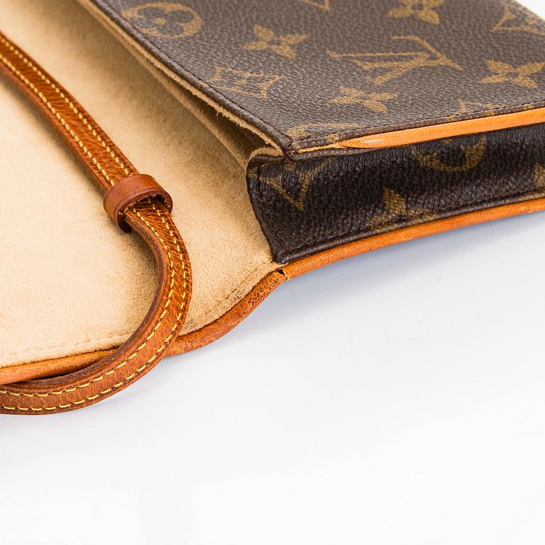 Louis Vuitton, a 'Pochette Twin GM' bag.