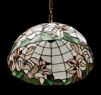 TAKLAMPA, Tiffanymodell, 1900-talets andra hälft. H 25.