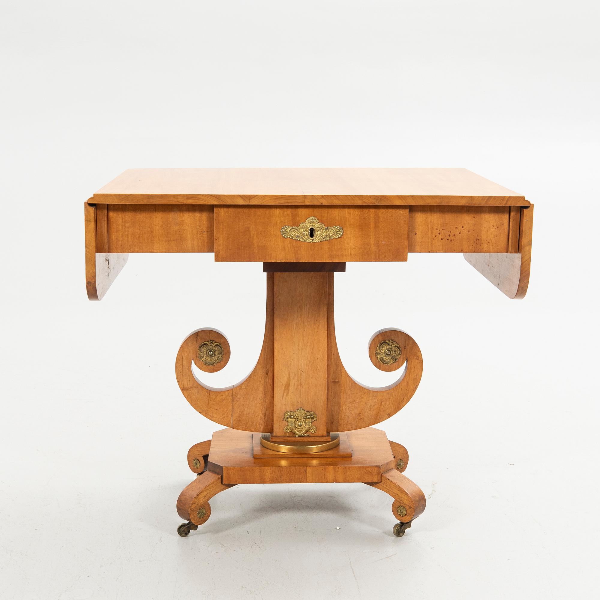 Salon table, Empire.