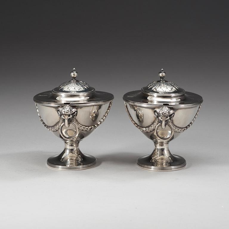 A pair of English 18th century sauce-tureens, possibly of John Robins, London 1784.