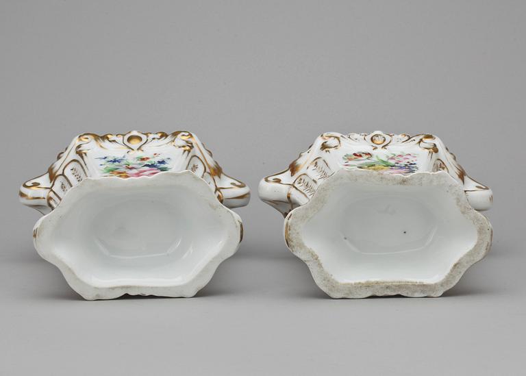 VASER, ett par, porslin, nyrokoko, 1800-talets andra hälft.