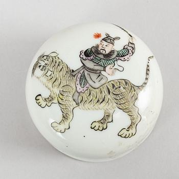 Tärningsburk, porslin. Kina, 1900-talets första hälft.