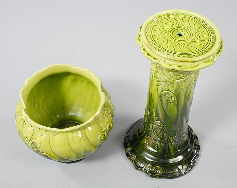 PIEDESTAL med YTTERFODER, majolika, 1900-talets första kvartal.