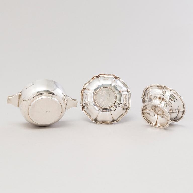 MALJOJA, 2 kpl, hopeaa, ja pikari, Wien Sheffield Kiina tms. Uushopea tarjotin, Ei huutokauppaan.