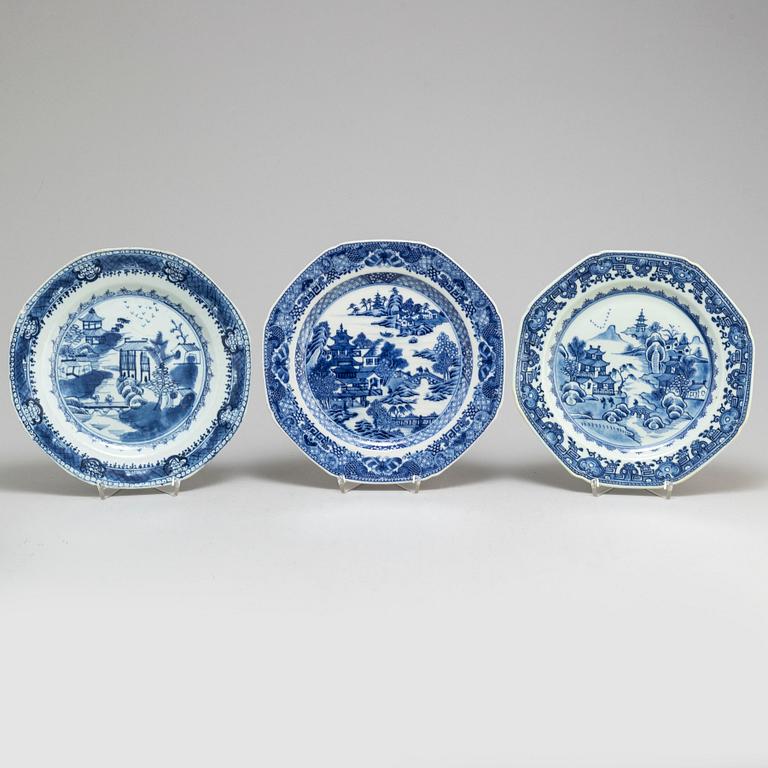 TALLRIKAR, 11 stycken, kompaniporslin. Qingdynastin, Qianlong (1736-95).