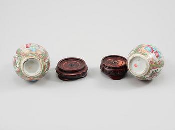 VASER, ett par, porslin, Kina, 1800-talets slut.
