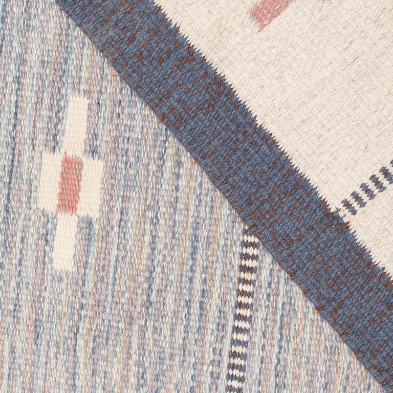 MATTO,  "Skogsstjärna blå", flat weave, ca 327,5 x 197,5 cm, signed V (Erik Lundberg, Vävaregården, Eringsboda).